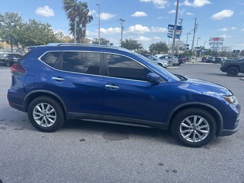 Used 2018 Nissan Rogue SV image 2
