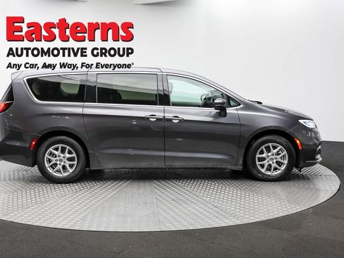 Used 2023 Chrysler Pacifica Touring-L image 4