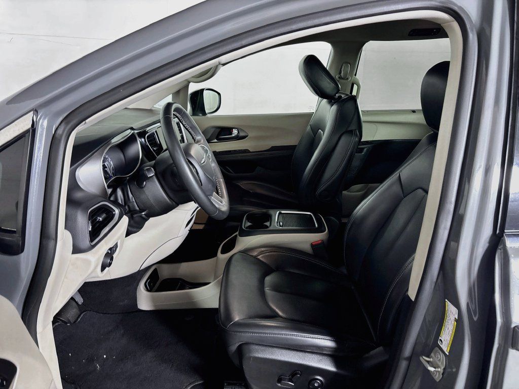 Used 2023 Chrysler Pacifica Touring-L FWD image 11
