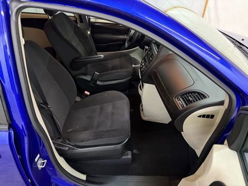 Used 2018 Dodge Grand Caravan SE w/ UConnect Hands-Free Group image 19