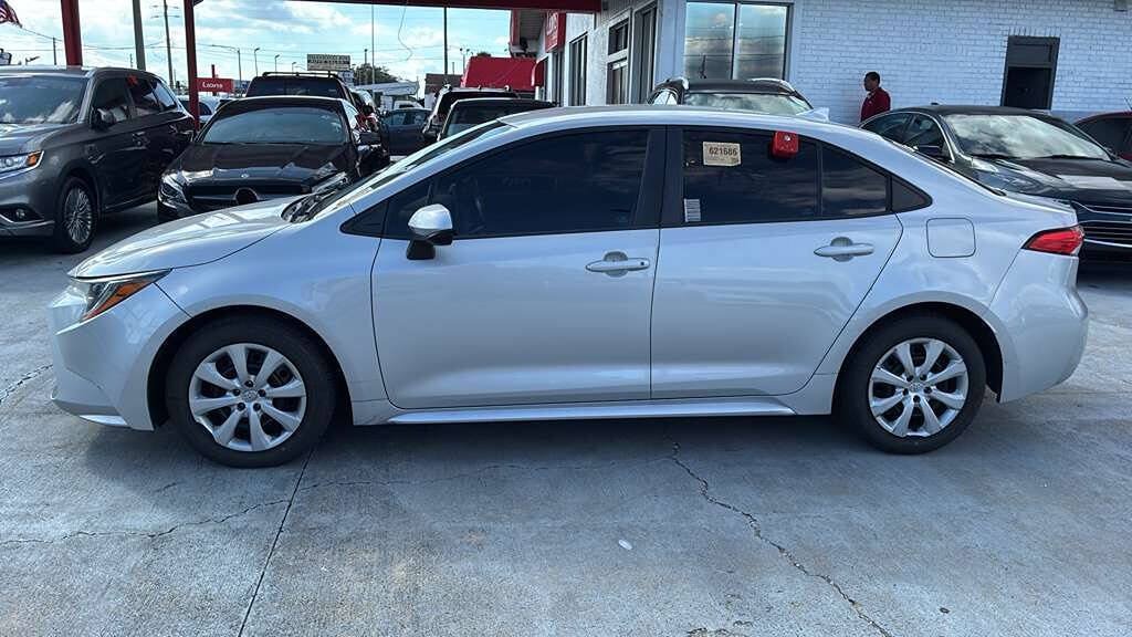 Used 2021 Toyota Corolla LE FWD image 4