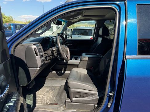 Used 2017 GMC Sierra 2500 SLT w/ All-Terrain HD Package AWD/4WD image 11