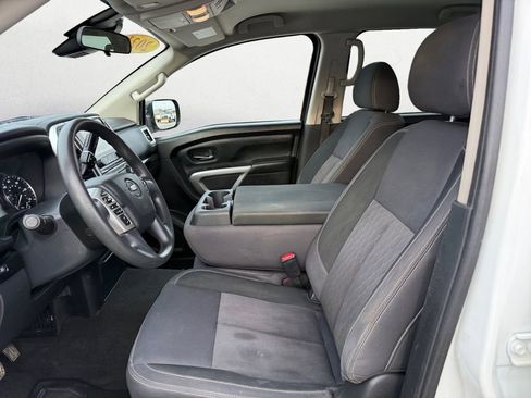 Used 2021 Nissan Titan SV image 9