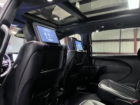 Used 2023 Chrysler Pacifica Limited w/ Uconnect Theater Family Group FWD image 10