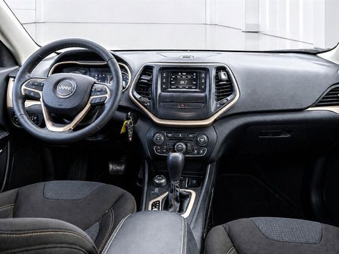 Used 2015 Jeep Cherokee Latitude AWD/4WD image 8