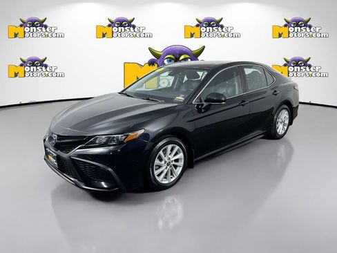 Used 2021 Toyota Camry SE image 1