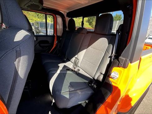 New 2025 Jeep Gladiator Sport image 11