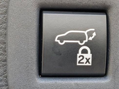 Used 2022 Toyota Sienna XSE FWD image 17