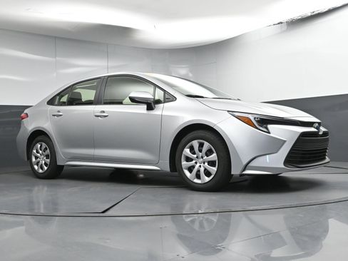 Used 2025 Toyota Corolla LE image 25