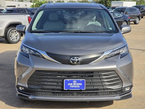 Used 2026 Toyota Sienna XLE FWD image 3