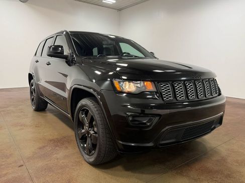 Used 2020 Jeep Grand Cherokee Altitude AWD/4WD image 30