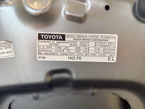 Used 2011 Toyota Yaris 4-Door Hatchback w/ Convenience Pkg FWD image 31