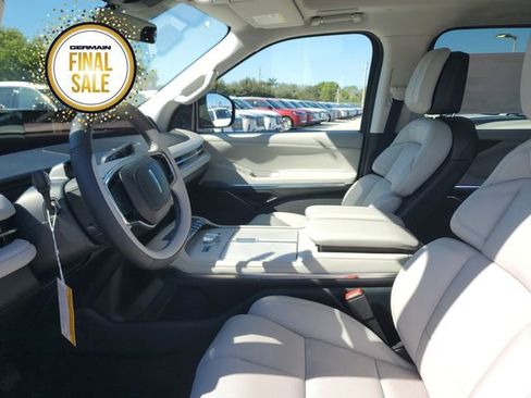 New 2025 Lincoln Navigator Reserve image 16