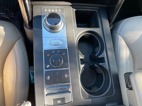 Used 2020 Land Rover Discovery SE image 23