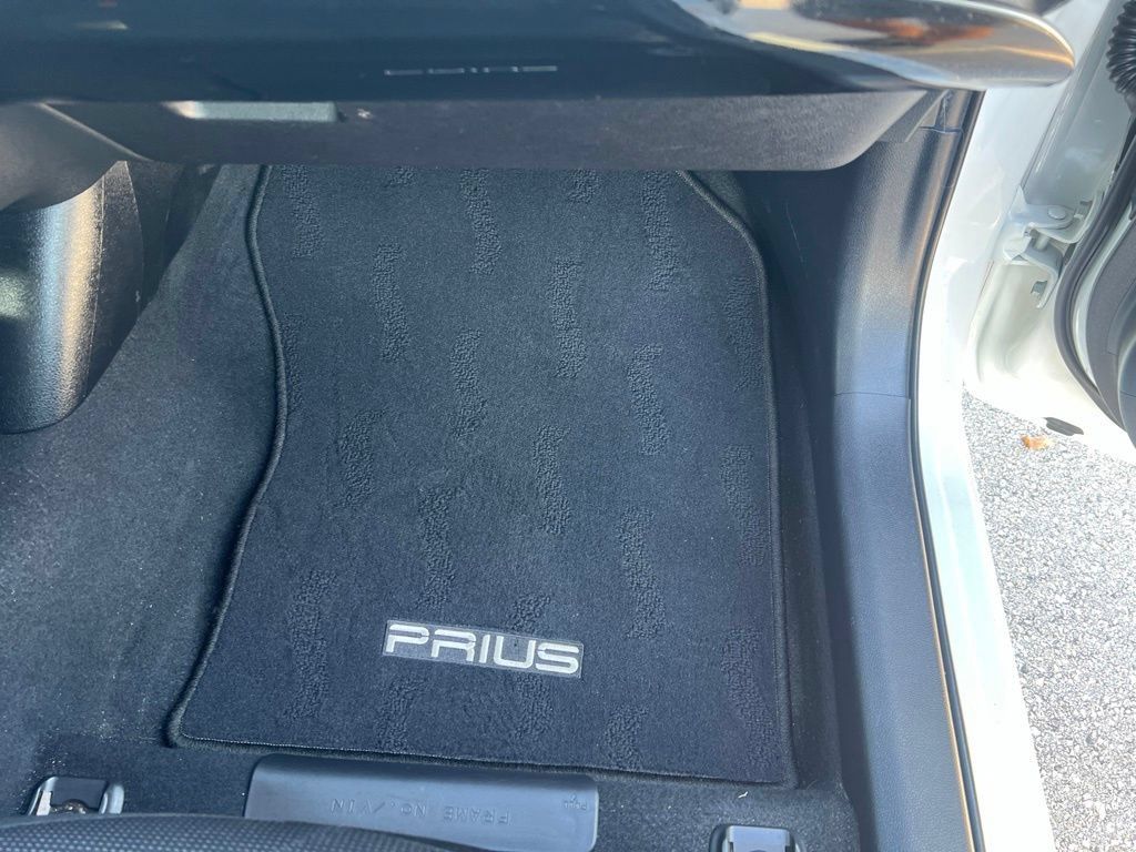 Used 2021 Toyota Prius L Eco FWD image 13
