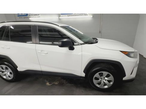 Used 2020 Toyota RAV4 LE FWD image 2