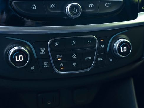 Used 2023 Chevrolet Traverse LT FWD image 32