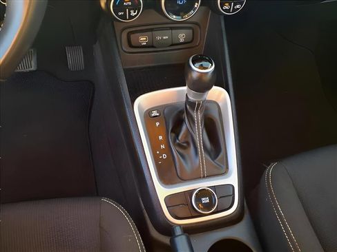 Used 2023 Hyundai Venue SEL image 9