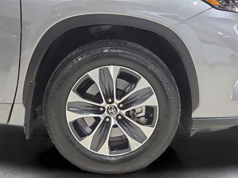 Certified 2025 Toyota Highlander XLE image 11