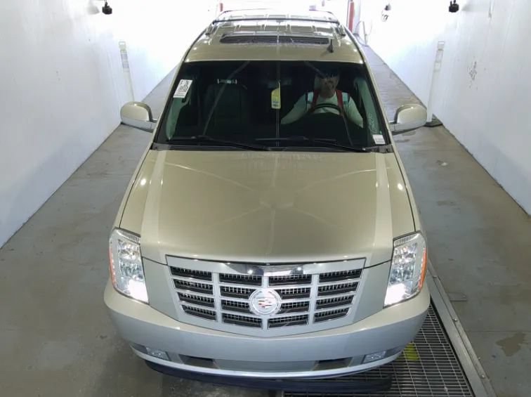 Used 2013 Cadillac Escalade Luxury RWD image 4
