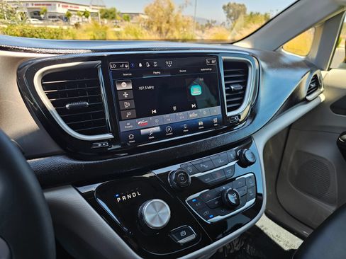 Used 2024 Chrysler Pacifica Touring-L FWD image 33