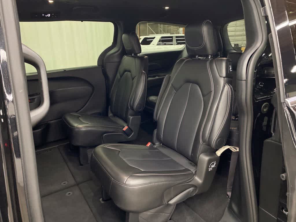 Used 2025 Chrysler Pacifica Select FWD image 15