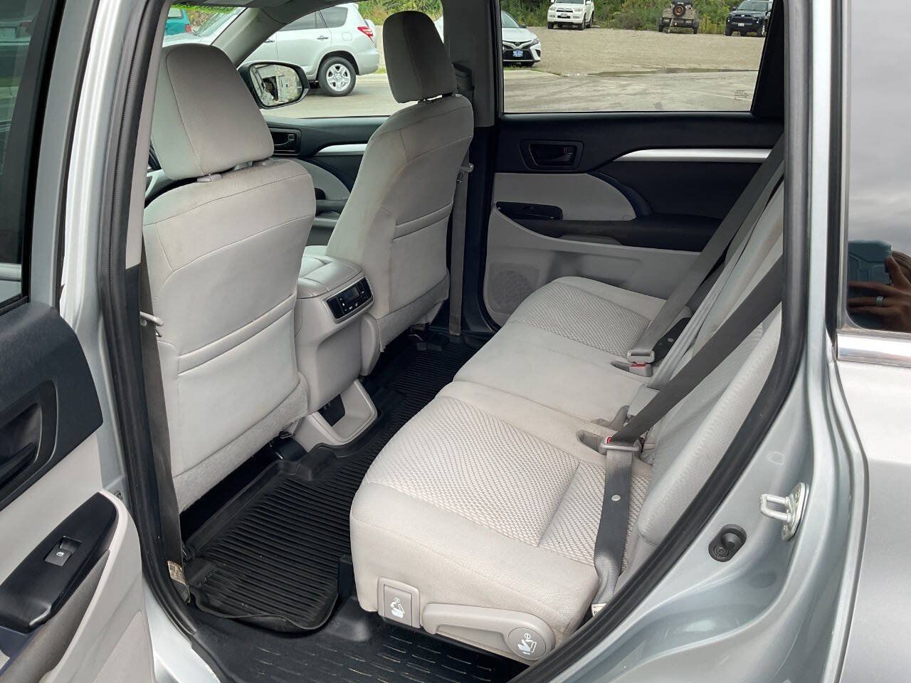 Used 2019 Toyota Highlander LE FWD image 28
