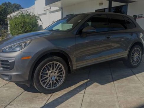 Used 2016 Porsche Cayenne image 1