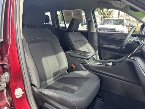 Certified 2024 Jeep Grand Cherokee Laredo image 25