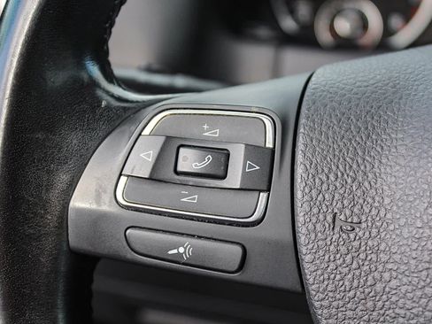 Used 2011 Volkswagen Tiguan SE image 32