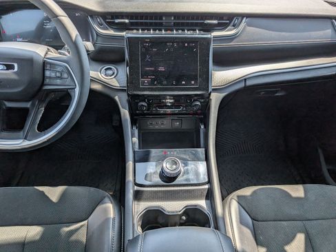 Used 2024 Jeep Grand Cherokee Altitude RWD image 7