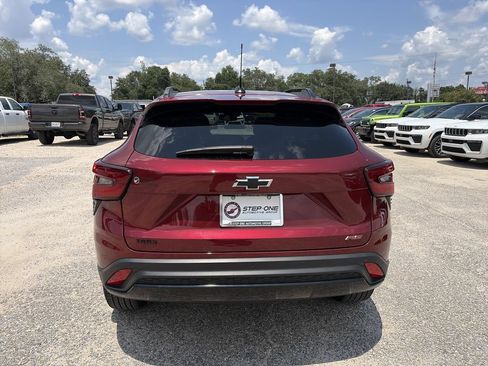 Used 2024 Chevrolet Trax RS w/ Sunroof Package FWD image 5