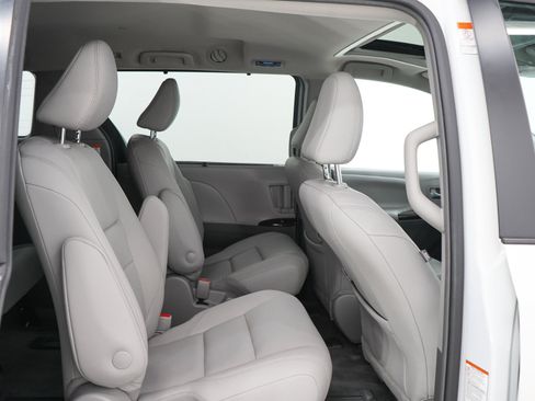 Used 2018 Toyota Sienna XLE w/ XLE Navigation Package AWD/4WD image 14