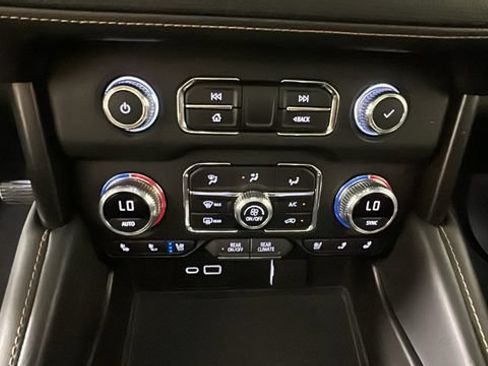 Used 2022 GMC Yukon XL AT4 AWD/4WD image 22