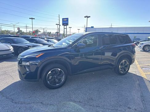 Used 2025 Nissan Rogue SV image 4