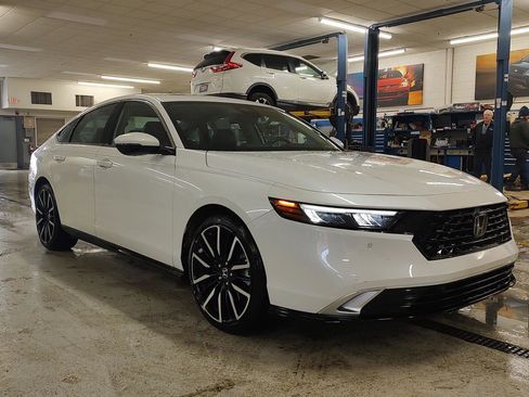 Used 2023 Honda Accord Touring image 4