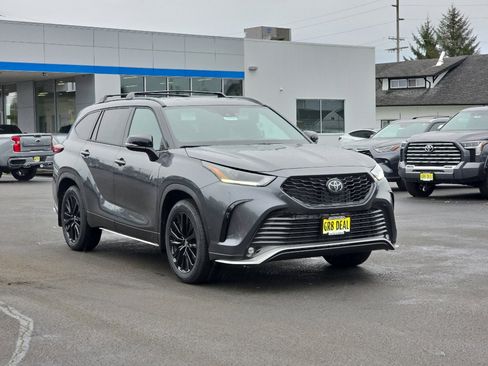 New 2025 Toyota Highlander XSE image 2
