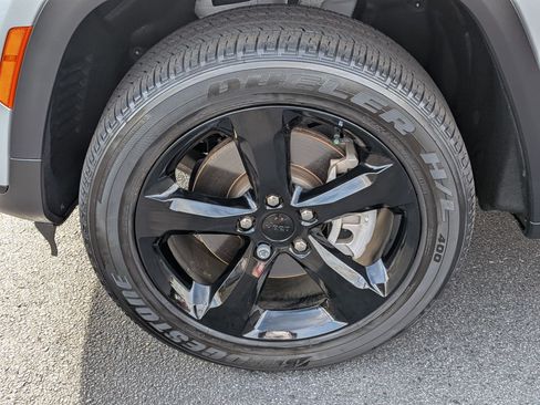 Used 2023 Jeep Grand Cherokee L Laredo image 9