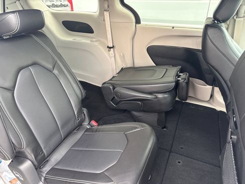 Used 2024 Chrysler Pacifica Touring-L AWD/4WD image 19