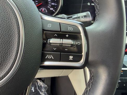 Used 2024 Kia Carnival EX FWD image 30