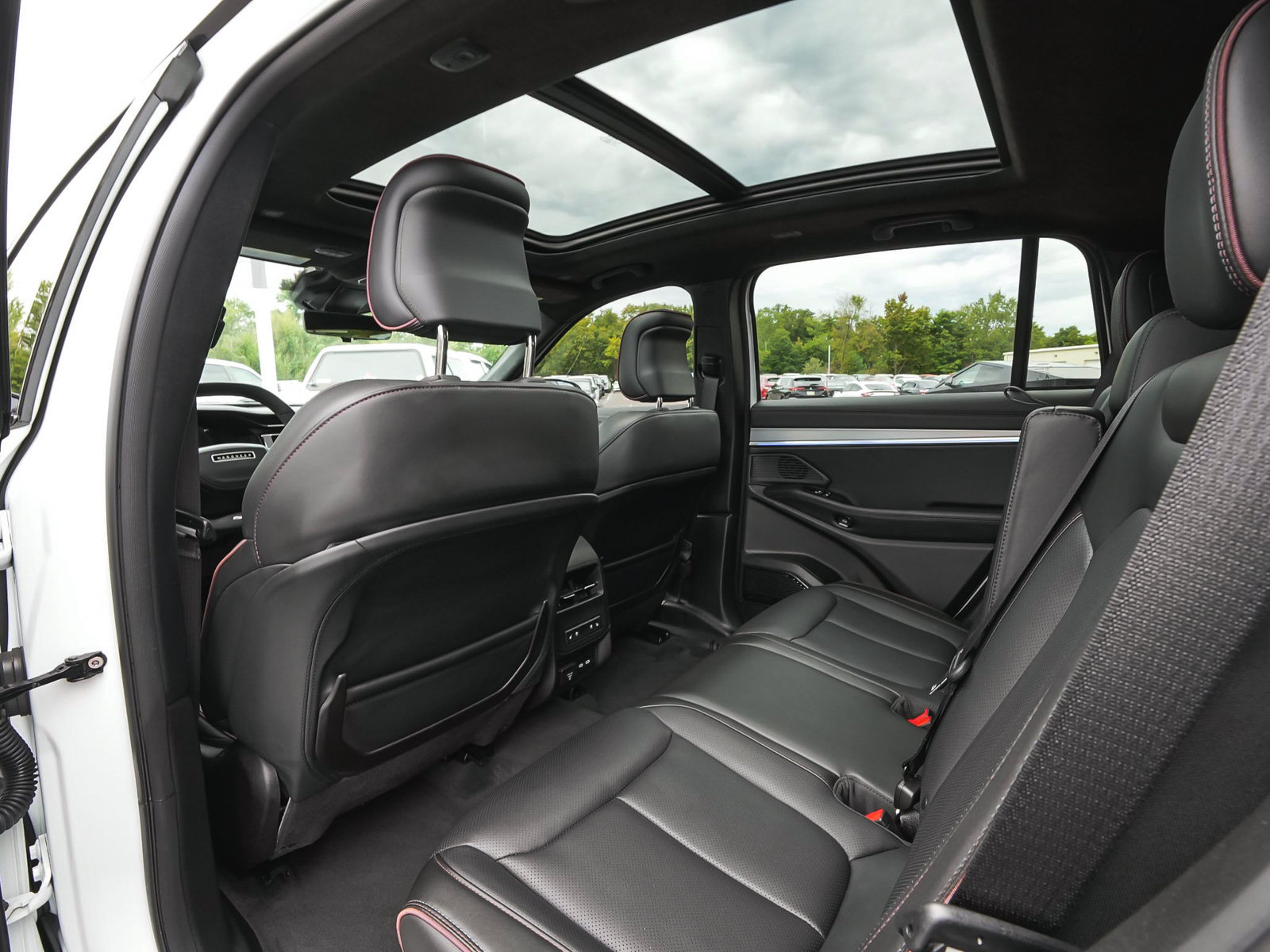 Used 2024 Jeep Wagoneer Launch Edition AWD/4WD image 36