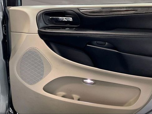Used 2019 Dodge Grand Caravan SE w/ UConnect Hands-Free Group image 25