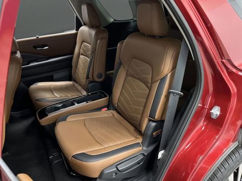 Used 2023 Nissan Pathfinder Platinum image 31