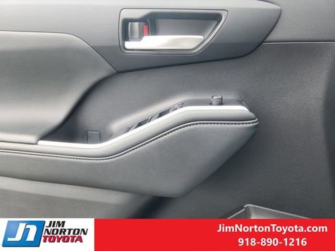 Used 2024 Toyota Highlander XLE image 26