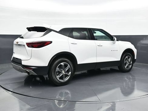 Used 2025 Chevrolet Blazer LT FWD image 2