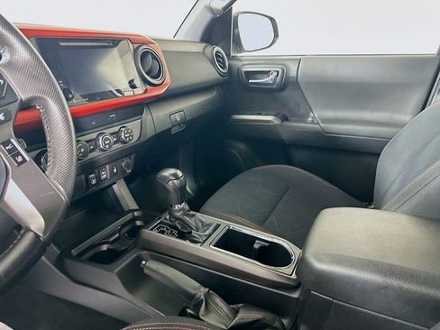 Used 2019 Toyota Tacoma TRD Sport image 11