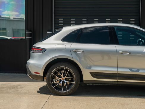 Certified 2025 Porsche Macan image 14
