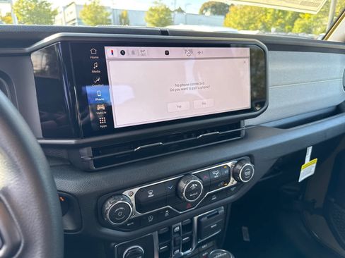 New 2025 Jeep Gladiator Sport image 25