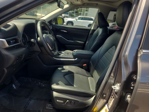 Used 2023 Toyota Highlander XLE AWD/4WD image 16