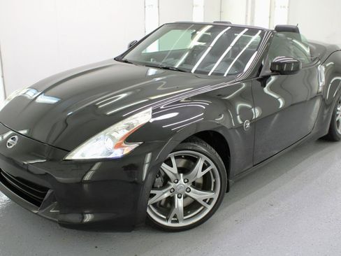 Used 2010 Nissan 370Z Touring w/ Sport Pkg RWD image 2